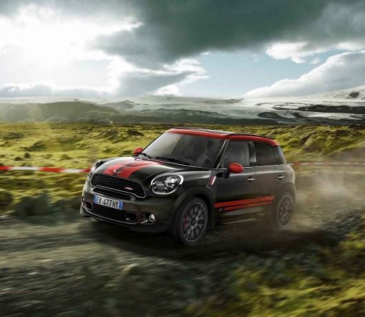 Imagine cu un MINI rulând pe teren accidentat Imagine cu un MINI rulând pe teren accidentat
